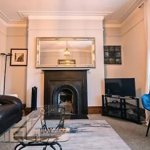  Apartment Summit Apartment: Cozy West End Flat In Prime Location